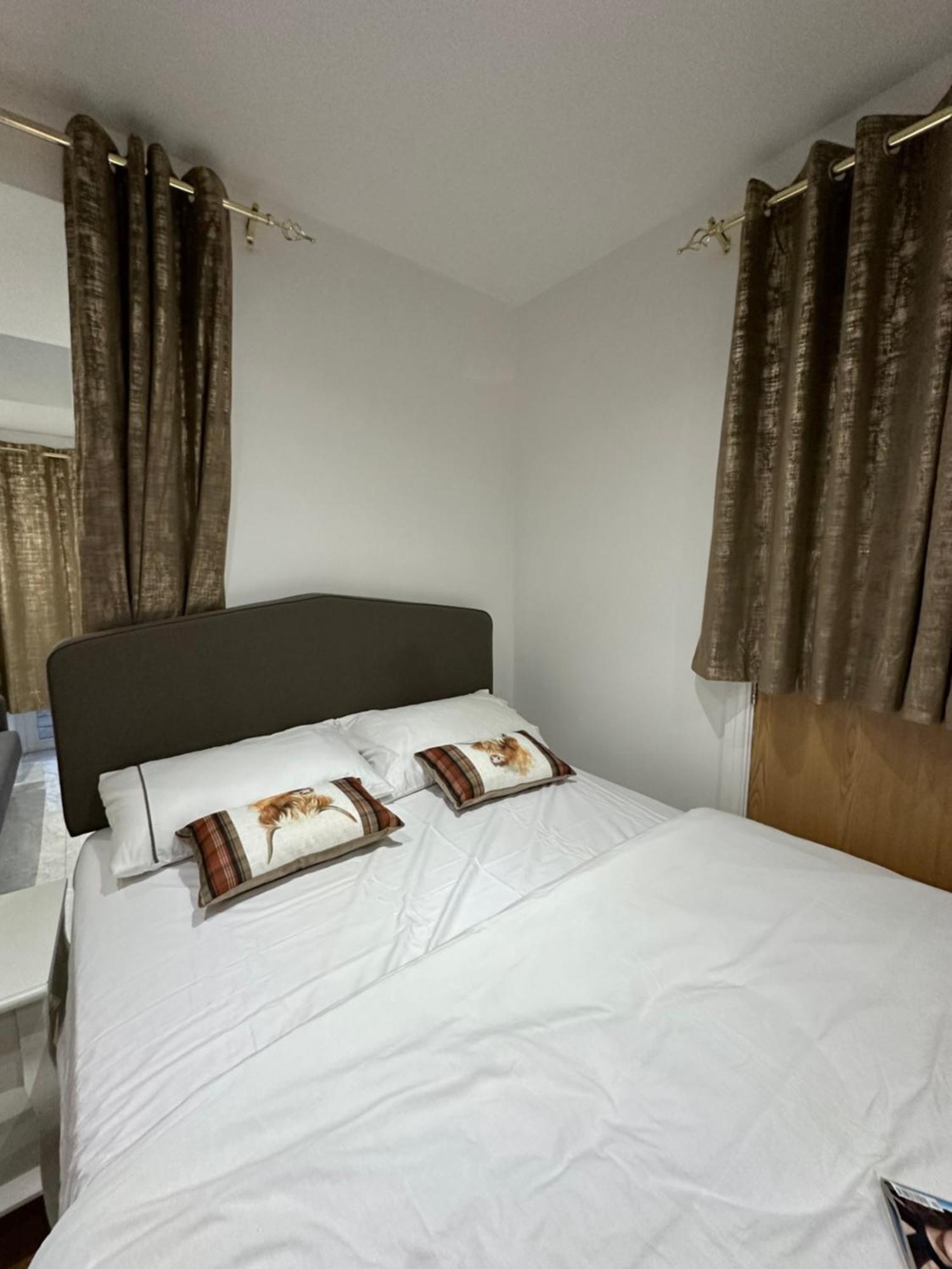 4th Flat With Private Own Bathroom A Luxury Family Setup And Furnished With Double Bed A Double Futon-sofa Bed A Single Futon Bed A Baby Cot And Garden And Free Parking Apartment