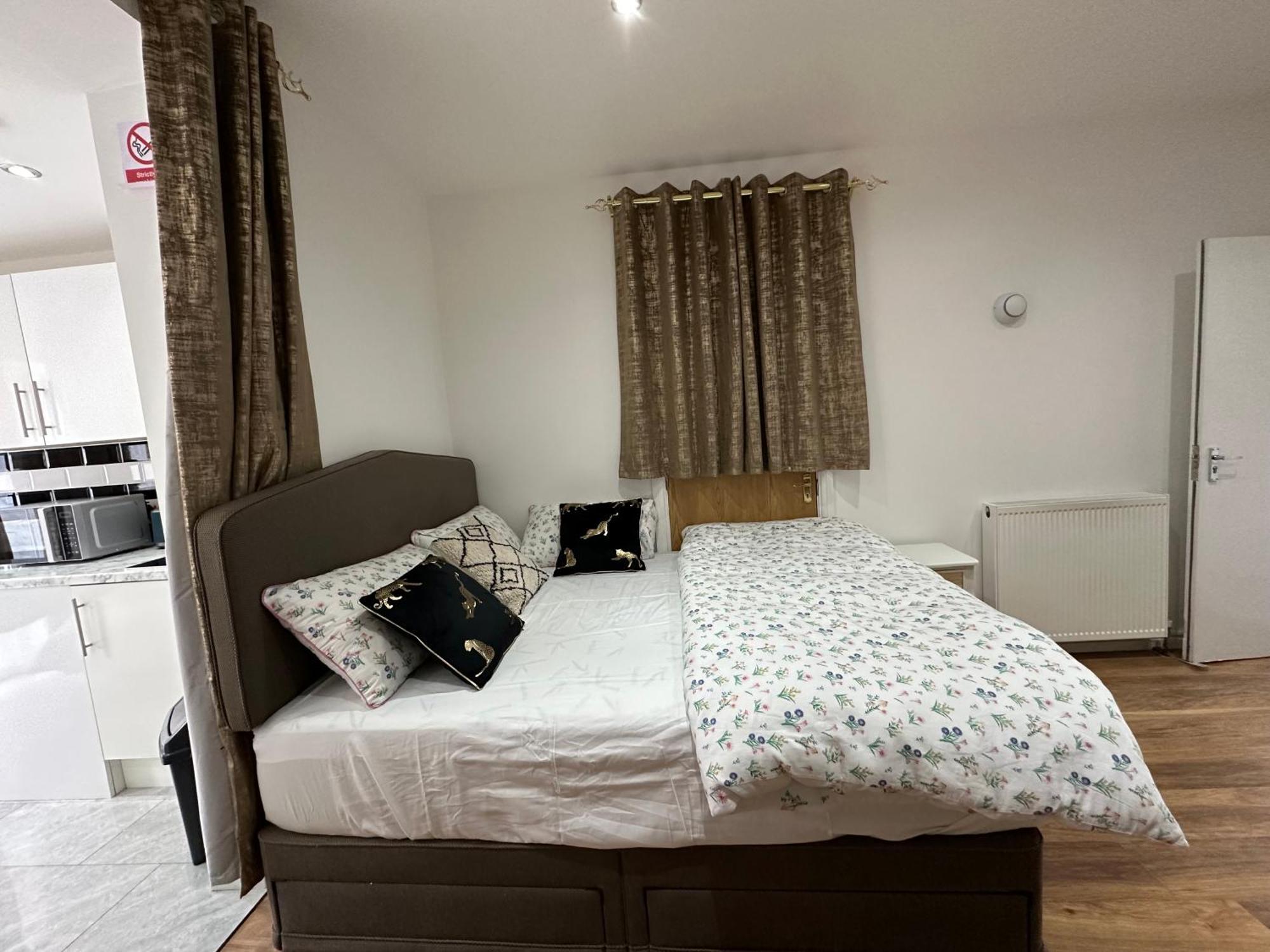 4th Flat With Private Own Bathroom A Luxury Family Setup And Furnished With Double Bed A Double Futon-sofa Bed A Single Futon Bed A Baby Cot And Garden And Free Parking
